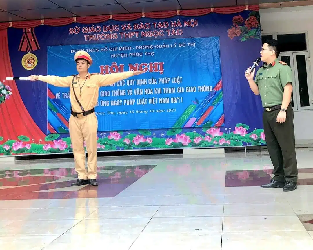 Công an huyện Phúc Thọ cùng Đoàn trường THPT Ngọc Tảo tổ chức buổi tuyên truyền về Luật giao thông và văn hóa khi tham gia giao thông