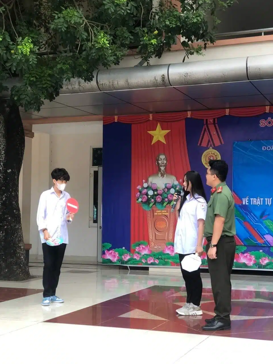 Công an huyện Phúc Thọ cùng Đoàn trường THPT Ngọc Tảo tổ chức buổi tuyên truyền về Luật giao thông và văn hóa khi tham gia giao thông
