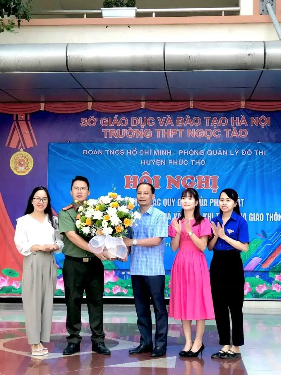 Công an huyện Phúc Thọ cùng Đoàn trường THPT Ngọc Tảo tổ chức buổi tuyên truyền về Luật giao thông và văn hóa khi tham gia giao thông