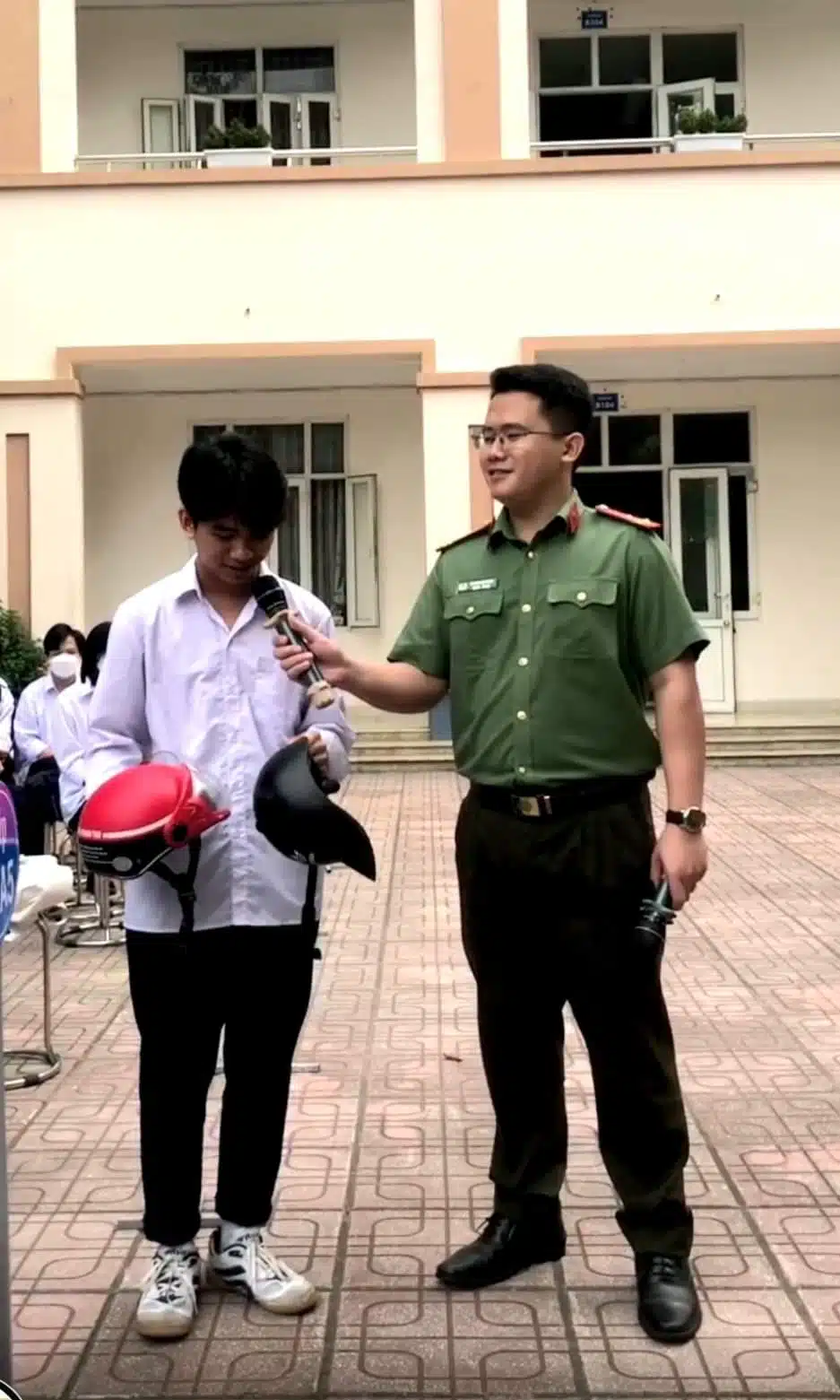 Công an huyện Phúc Thọ cùng Đoàn trường THPT Ngọc Tảo tổ chức buổi tuyên truyền về Luật giao thông và văn hóa khi tham gia giao thông