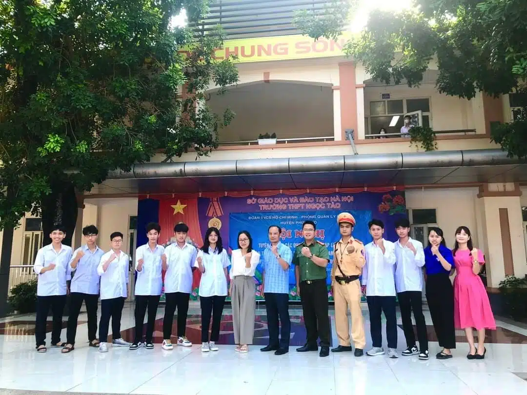 Công an huyện Phúc Thọ cùng Đoàn trường THPT Ngọc Tảo tổ chức buổi tuyên truyền về Luật giao thông và văn hóa khi tham gia giao thông