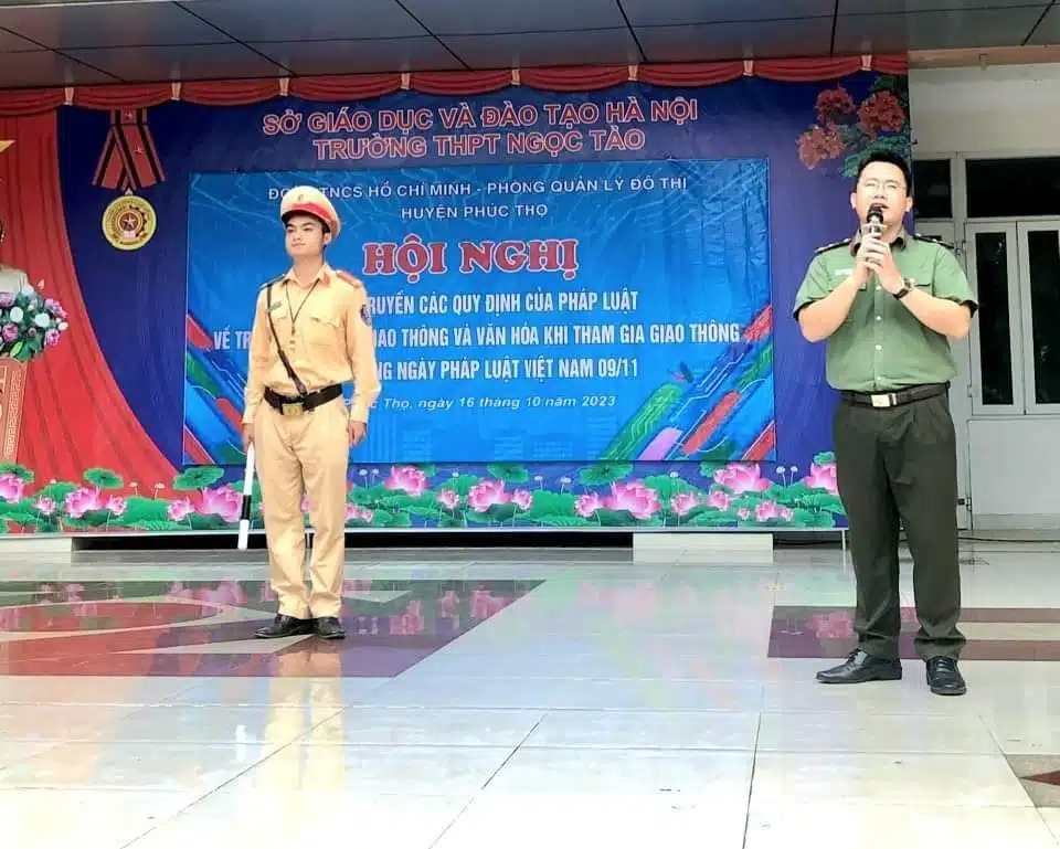 Công an huyện Phúc Thọ cùng Đoàn trường THPT Ngọc Tảo tổ chức buổi tuyên truyền về Luật giao thông và văn hóa khi tham gia giao thông