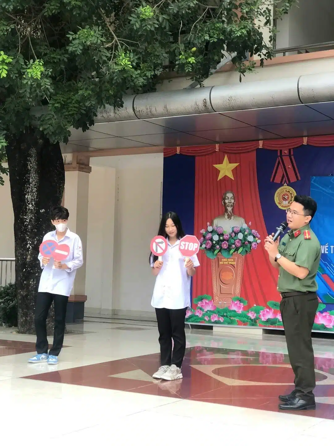 Công an huyện Phúc Thọ cùng Đoàn trường THPT Ngọc Tảo tổ chức buổi tuyên truyền về Luật giao thông và văn hóa khi tham gia giao thông